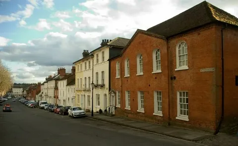Exploring Farnham on a Budget: Affordable Taxi Options